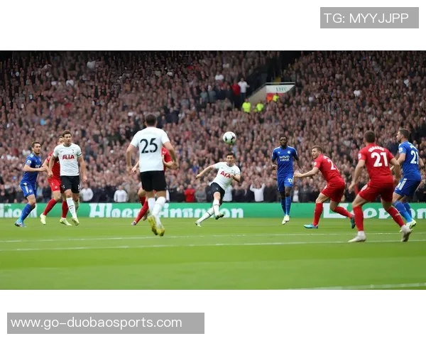 激情四溢的足球比赛瞬间捕捉展现运动员拼搏精神与团队合作的完美画面 激情四溢的足球比赛瞬间捕捉展现运动员拼搏精神与团队合作的完美画面