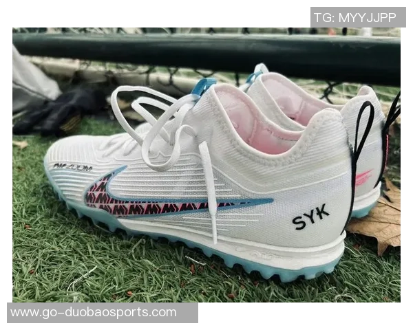 足球鞋刺客系列全新升级助你在球场上展现无与伦比的速度与精准